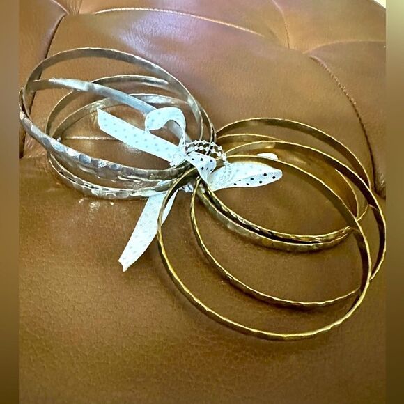 Bangles Silver (4) and Gold (4) Tone Metal Bracelets Hammered Finish - Picture 1 of 3